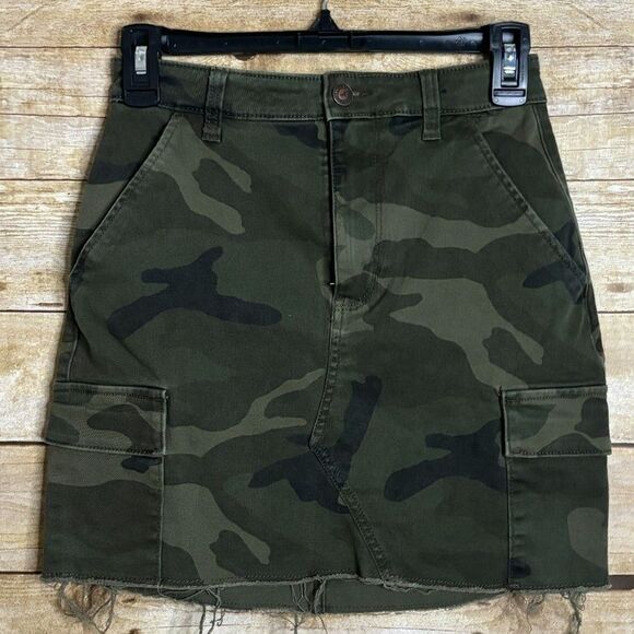 HOLLISTER ULTRA HIGH RISE DISTRESSED RAW HEM DENIM CAMO MINI SKIRT SZ. 3 (26) - Picture 1 of 2